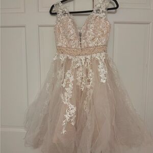 Chic Lace Overlay Prom Dress in Cream and White
